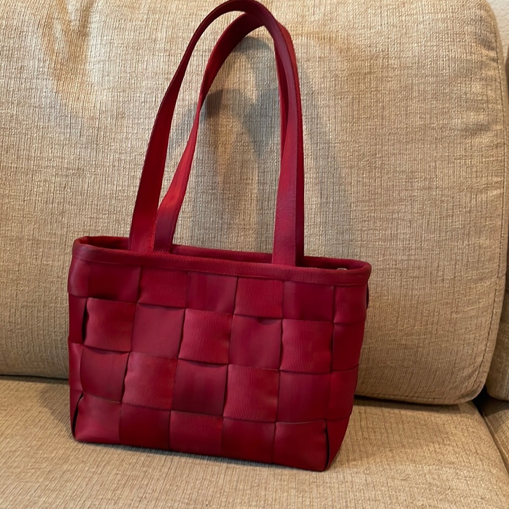 Harvey’s the original seat belt bag in red.